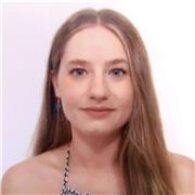 Técnica en integración social con experiencia con personas dependientes ayudándolos con la estimulación cognitiva y emocional.